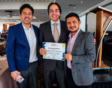Empresarios recibiendo un diploma de reconocimiento - Obras por Impuestos