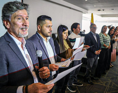 Empresarios recibiendo un diploma de reconocimiento - Obras por Impuestos