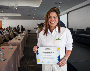 Empresarios recibiendo un diploma de reconocimiento - Obras por Impuestos