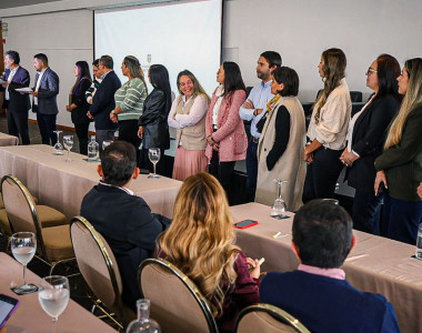 Empresarios recibiendo un diploma de reconocimiento - Obras por Impuestos