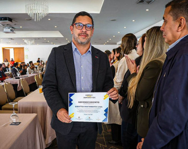 Empresarios recibiendo un diploma de reconocimiento - Obras por Impuestos