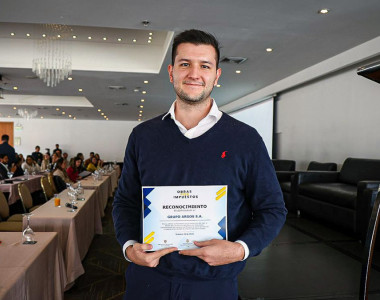 Empresarios recibiendo un diploma de reconocimiento - Obras por Impuestos