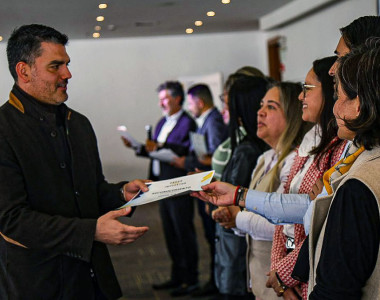 Empresarios recibiendo un diploma de reconocimiento - Obras por Impuestos
