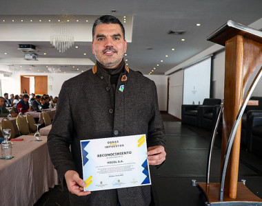 Empresarios recibiendo un diploma de reconocimiento - Obras por Impuestos