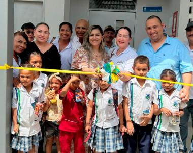 Funcionarios de la ART y estudiantes inaugurando una obra educativa