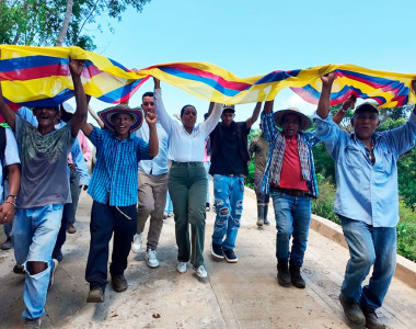 La ART entrega placa huella y alcantarilla que transforman la movilidad en la vereda El Callao