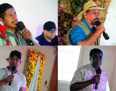 Hombres indígenas y afro hablando en la sesión del MEC