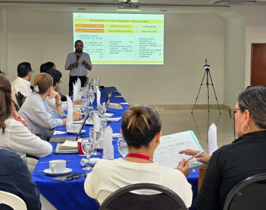 Personas participando en la sesión de la Mesa de Obras por Impuestos