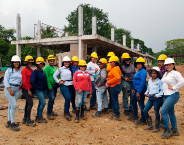 Mujeres de Chinulito en la construcción del mega colegio