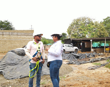 Mujeres de Chinulito en la construcción del mega colegio