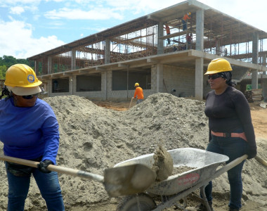 Mujeres de Chinulito en la construcción del mega colegio