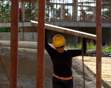 Mujeres de Chinulito en la construcción del mega colegio