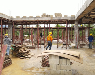 Mujeres de Chinulito en la construcción del mega colegio