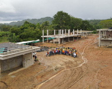 Mujeres de Chinulito en la construcción del mega colegio