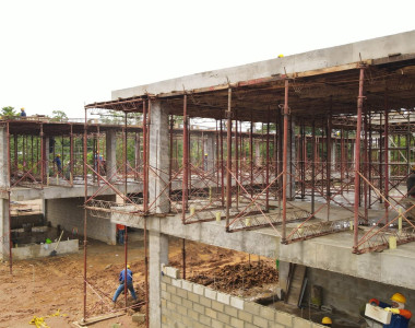 Mujeres de Chinulito en la construcción del mega colegio