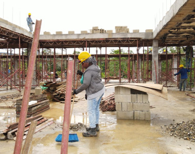 Mujeres de Chinulito en la construcción del mega colegio