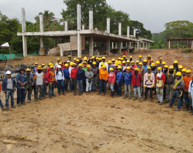 Mujeres de Chinulito en la construcción del mega colegio