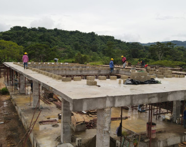 Mujeres de Chinulito en la construcción del mega colegio