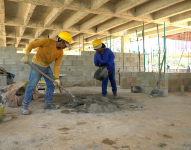 Mujeres de Chinulito en la construcción del mega colegio
