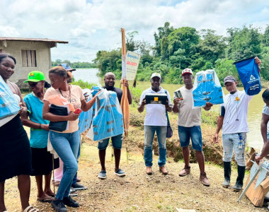Comunidad de Sipí recibiendo implementos de la embarcación