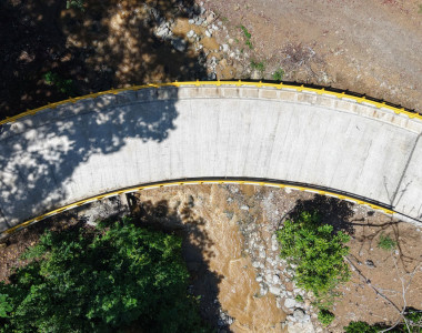 Fotografía aérea del puente construido
