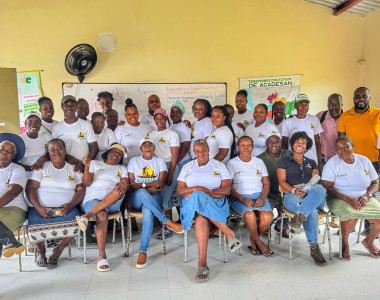 Mujeres y hombres afros en entrega de proyecto avícola