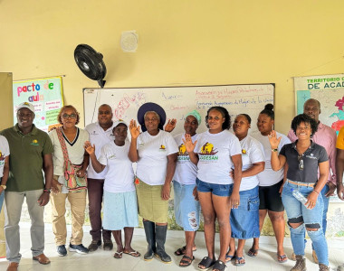 Mujeres y hombre afros en entrega de proyecto avícola