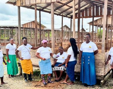 Mujeres y hombre afros en entrega de proyecto avícola