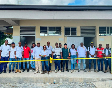 Funcionarios de la ART entregando la batería sanitaria