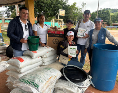 Cacaocultores del Sur de Bolívar recibiendo insumos