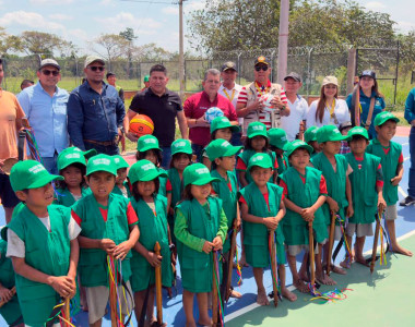 Funcionarios de la ART y la alcaldía de Tame con niños indígenas