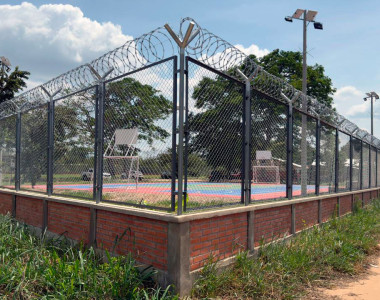 Vista del cerramientos de la cancha polideportiva