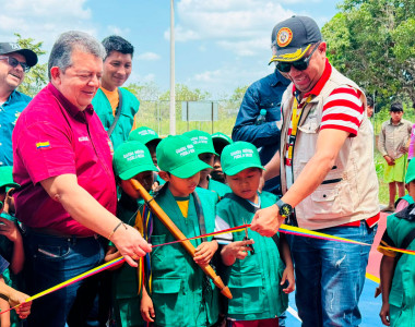 Funcionarios de la ART y la alcaldía de Tame con niños indígenas