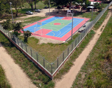 Vista desde una esquina de cancha polideportiva