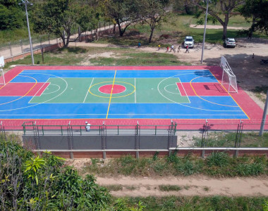 Cancha polideportiva en institución educativa en Tame