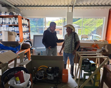 Agricultores de Anorí con equipos y herramientas entregados