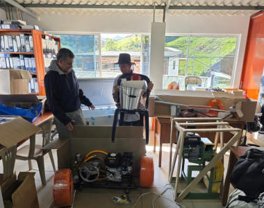 Agricultores de Anorí con equipos y herramientas entregados