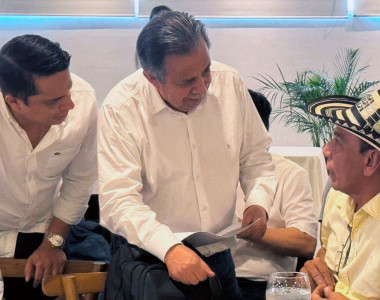 Director de la ART hablando con habitante del Sur de Córdoba