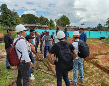 Comunidades de Miraflores inspeccionando el inicio de construcción del polideportivo