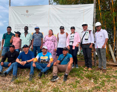 Comunidades de Miraflores junto a valla de inicio de construcción del polideportivo