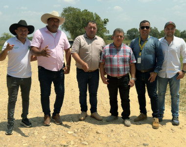 Alcalde y funcionarios de la ART en la vía que se pavimentará