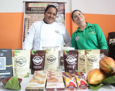 Mujeres cacaoteras vendiendo sus productos en feria