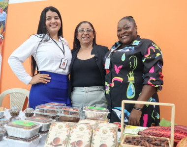 Mujeres cacaoteras vendiendo sus productos en feria