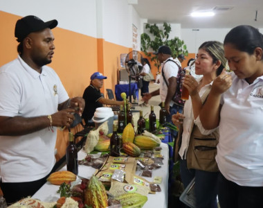 Hombre cacaotero vendiendo sus productos en feria