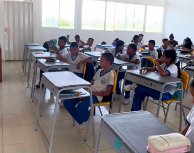 Estudiantes en salón de colegio en Tierralta