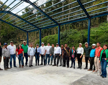 Servidores públicos y comunidad de la vereda revisando el avance de la obra