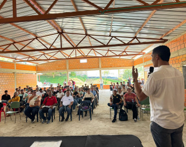 Comunidades y funcionarios ART en entrega de caseta comunal