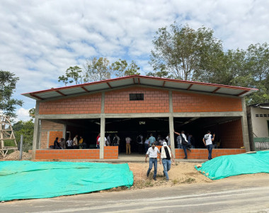 Comunidades y funcionarios ART en entrega de caseta comunal