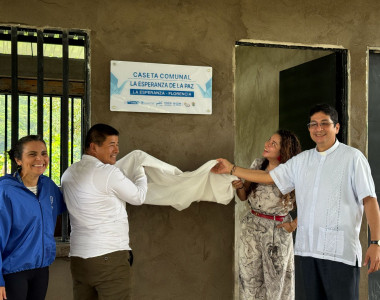 Comunidades y funcionarios ART en entrega de caseta comunal