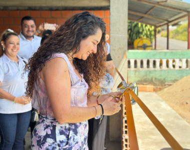 Comunidades y funcionarios ART en entrega de caseta comunal